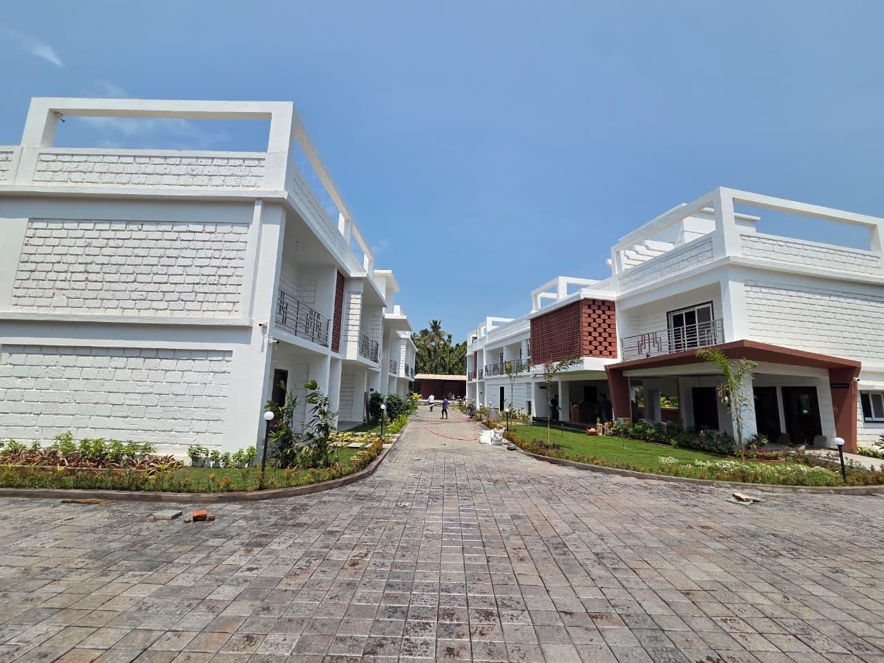 Couple stay at Breeze-Inn Beach Resort